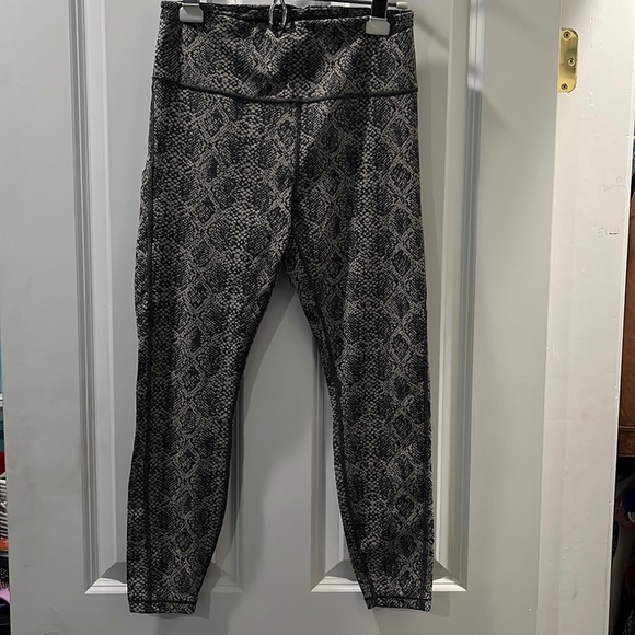 Athleta Ultimate Stash Pocket 7/8 - Picture 2 of 5